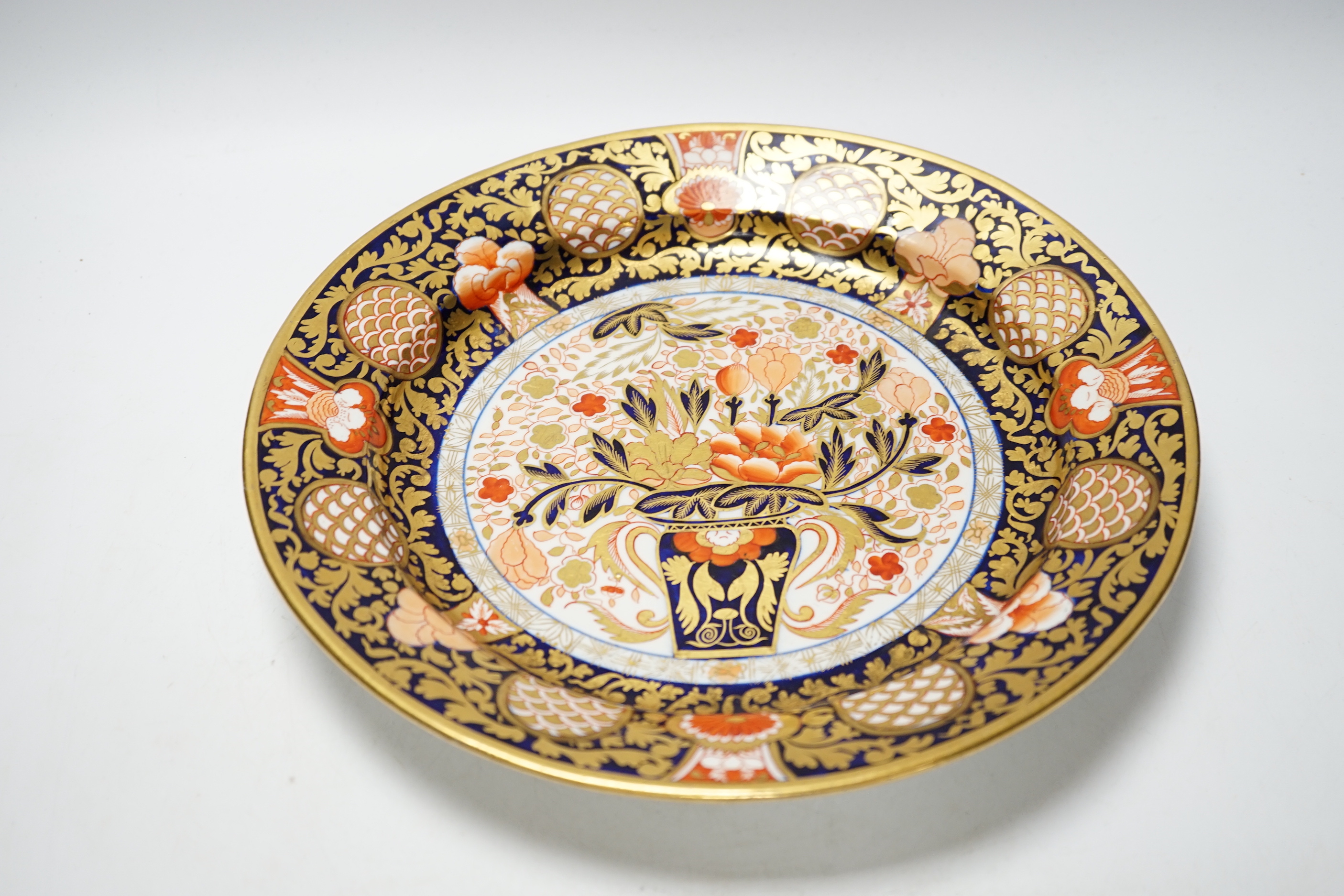 An early 19th century soup tureen on stand with cover, ‘Japan pattern’, 29cm high